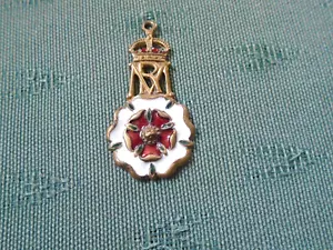 WW1 QMNG QUEEN MARYS NEEDLEWORK GUILD - ENAMEL BADGE / MEDAL - SEE PICTURES - Picture 1 of 2