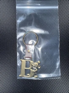 Disney Mickey Mouse auf Buchstabe Schlüsselanhänger "B" 3 cm Messing Metall Lederband - Bild 1 von 1