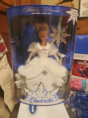 2004 年迪士尼假日公主灰姑娘娃娃特别版 G7982 - 全新带盒 — 第 1/4 张图片
