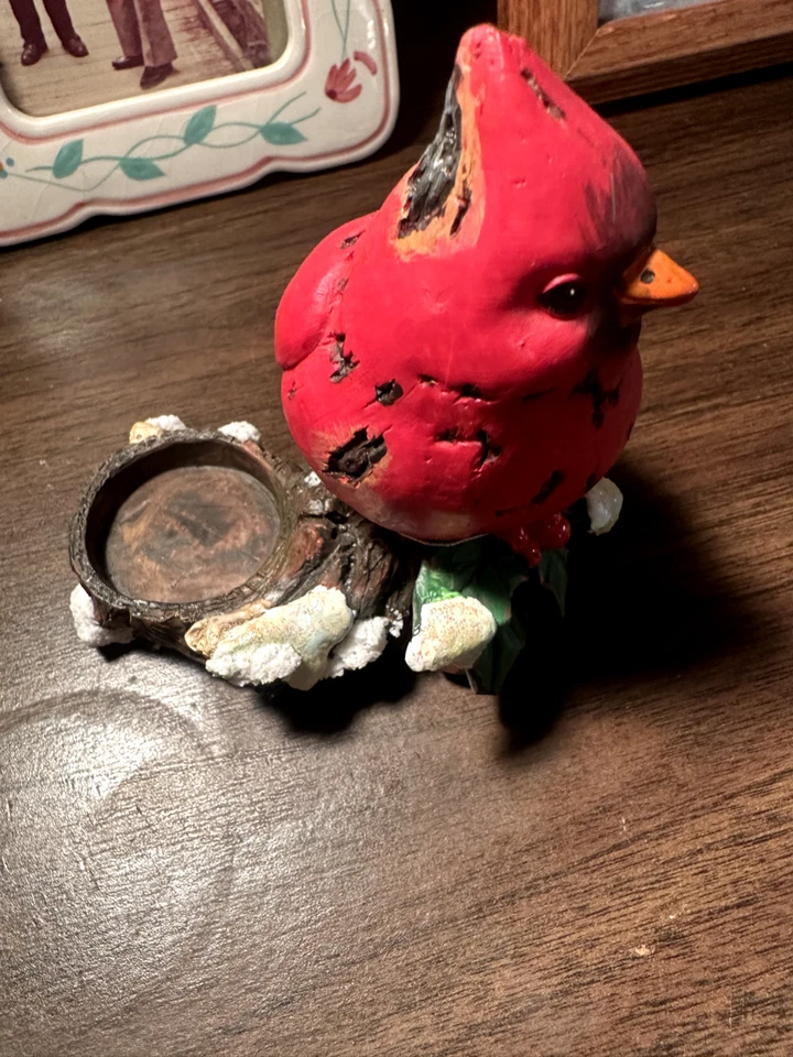 Castiçal votivo Tii Collections artesanal de resina cardinal em um galho - Imagem 1 de 4