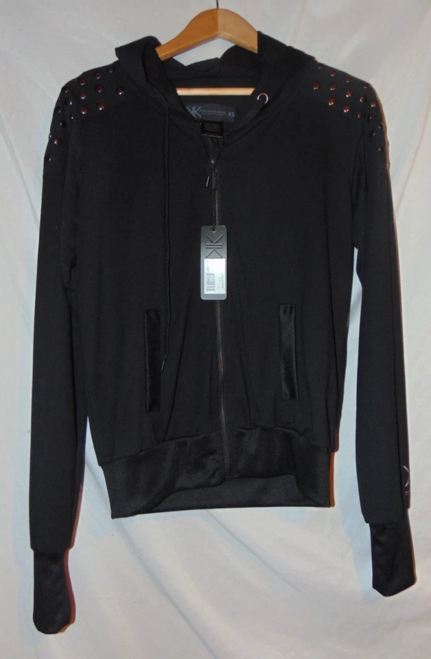 CHAQUETA CON CAPUCHA KIM KARDASHIAN COLLECTION NEGRA CREMALLERA MUJER XS Tachonada Nueva con etiquetas $58. Foto 1 de 4