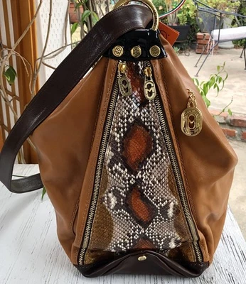 BOLSO BANDOLERA DE CUERO PITÓN COÑAC MARINO ORLANDI Y ENCANTO LLAVERO Y BOLSA PARA EL POLVO VALENTINO Foto 1 de 4