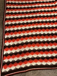 Vintage Handarbeit gehäkelt afghanische Decke 55x72 Zick Zack Chevron braun orange elfenbein - Bild 1 von 7