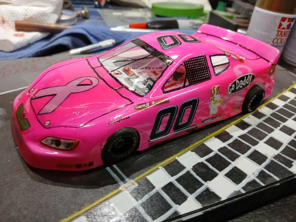 Coche tragamonedas de carreras de 4 1/2 pulgadas con advertencia sobre el cáncer de mama, librea Go Daddy. Foto 1 de 4