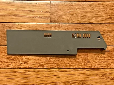 Tampa superior esquerda porta GAP P/N DA63-06916A para geladeira Samsung RF28R6201SR - Imagem 1 de 3