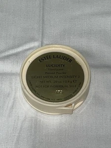 Polvo prensado translúcido Estee Lauder Lucidity 2 intensidad media ligera 0,20 oz - Imagen 1 de 2