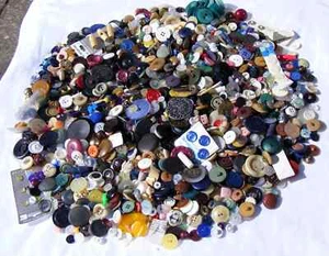 MÁS DE 1,8 KG DE BOTONES VINTAGE VARIOS COLORES TAMAÑOS, FORMAS, ESTILOS Y MATERIAL - Imagen 1 de 4