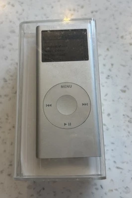 Apple iPod A1199 Nano 2nd Generation Silver 2gb - Image 1 of 4
