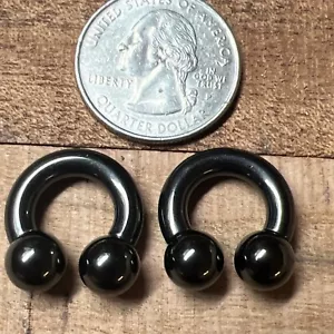 PAAR KLEINE 6g HUFEISEN SCHWARZE RINGE SEPTUM LIPPENKNORPEL OHRRINGE - Bild 1 von 4