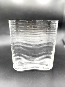 Jarrón de vidrio ovalado transparente acanalado y curvo de 8" de alto x 7" de ancho - Imagen 1 de 7