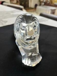 Signed Steuben Glass Lion sculpture, designed in 1986 by Lloyd Atkins - Picture 1 of 6