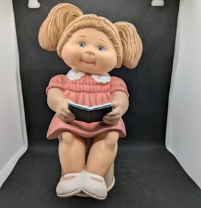 Vintage Keramik Kohl Patch blond Mädchen Regal Sitter Lesen rosa Kleid 8" - Bild 1 von 5