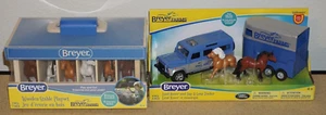 (2 Set) Breyer #59217 Farms Holz Pferdestall + #59216 Stablemates Land Rover - Bild 1 von 3