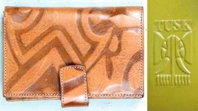 Excelente TUSK Repujado Cuero Genuino Doble Pliegue CC Billetera Porta Monedas Foto 1 de 4