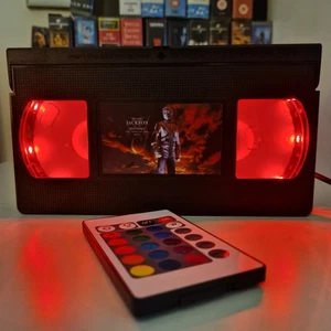 Música y Musicales LED VHS Novedad Cinta Luz Lámpara Cumpleaños Navidad Idea de Regalo Retro - Imagen 1 de 345
