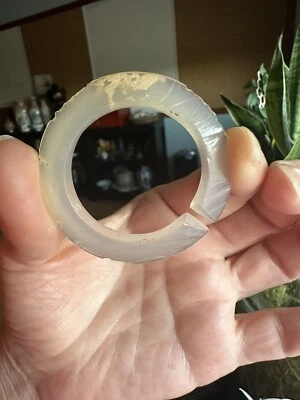 玛瑙玉珏 中古。Anillo de jade de ágata, período medieval Foto 1 de 4