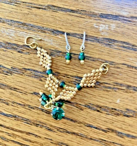 Schmuck von Joy für Bsrbie Seidenstein Gold & dunkelgrün Perlen Halskette & Ohrringe - Bild 1 von 3