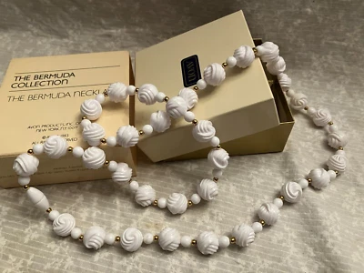 Colección Avon Bermuda cuentas blancas esculpidas. Espaciadores de oro. 28 pulgadas Foto 1 de 4