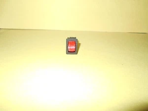 *MINI INTERRUPTOR ENCENDIDO/APAGADO 12V CON LUZ ROJA 3 CLAVIJAS RV BALANCÍN ENVÍO GRATUITO - Imagen 1 de 3