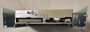 Chinon FZ-357 3.5" 1.44MB FDD Floppy Disk Drive Rev. B. In 5 1/4" bracket - Afbeelding 1 van 5