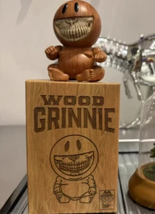 Ron English Wood Grinnie mezzo scheletrico faccina sorridente 10 cm ornamento giocattolo creativo - Foto 1 di 6