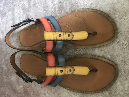 Sandali Clarks gialli arancioni blu cinturino 9M eccellenti