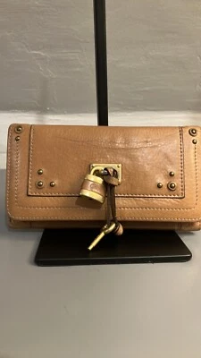 Cartera larga de cuero desnudo con cerradura y llave Chloe Paddington Foto 1 de 4