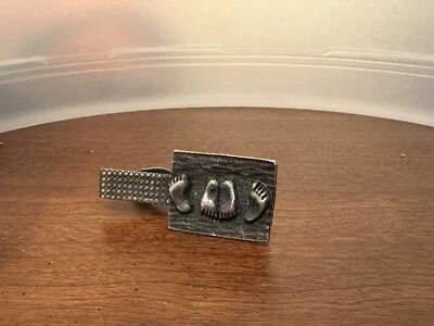 Винтажный оловянный зажим для галстука Naughty Feet - Изображение 1 из 2