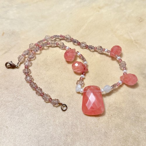 VETEMENTS Collana di perle con fiori di quarzo ciliegio pietre di luna e cristalli accento perla