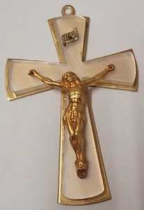 ANCIEN PENDENTIF CROIX CROSS CRUCIFIX CHRIST LUCITE MÉTAL DORÉ 6.5 x 4.3 cm # K3 - Picture 1 of 10