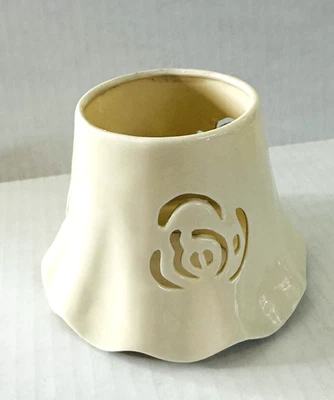 Interior del hogar Tarro Candelabro Sombra Topper Cerámica Marfil Recorte Rosas Borde Vieira Foto 1 de 4