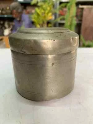 Contenedor de caja de utensilios de cocina redondo de plata alemán hecho a mano de colección hecho en Alemania Foto 1 de 4