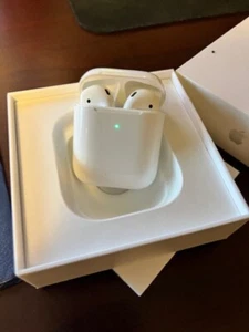 Apple AirPods 2nd Generation A2032 Ear Buds- White - Photo 1 sur 2