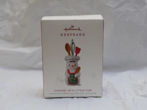 Hallmark Keepsake Ornaments "Cookin' Up a Little Yum", 2018 - Foto 1 di 1