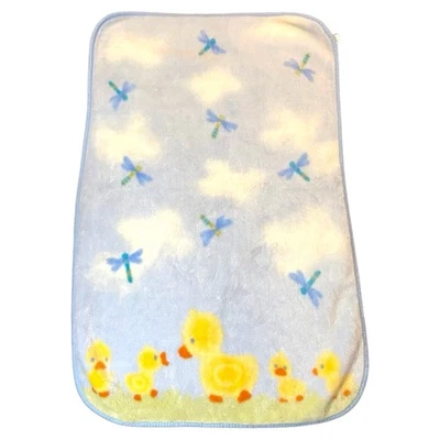 Manta Carters Peluche Mamá Bebé Patos Pato Azul Nube Libélula Lovey Foto 1 de 4