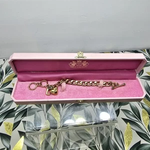 Pulsera JUICY COUTURE Oro Dije Con Caja Original Rosa - Imagen 1 de 7
