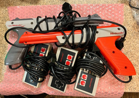 NINTENDO NES (3) CONTROLLERS AND (2) ZAPPER GUNS USED WORKING