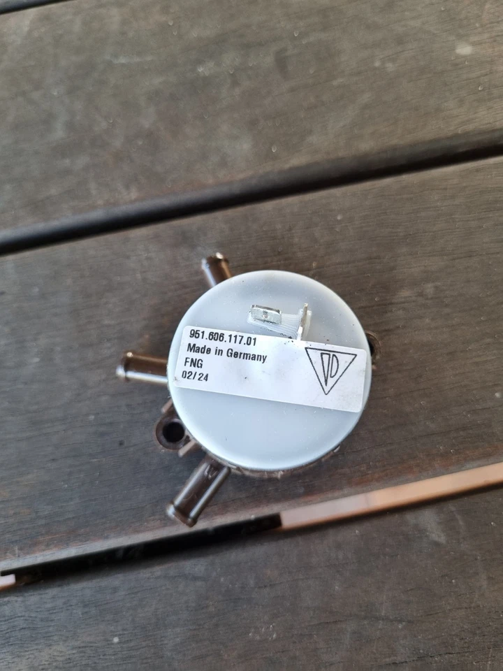 Válvula de retardo de vacío genuina 33DSGS49 para Porsche 944 1986 1987 1988 1989 Foto 1 de 1