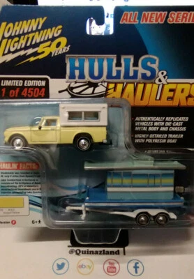 Scafi e trasportatori Johnny Lightning Pack 1960 Studebaker camion e casa gal... - Immagine 1 di 3
