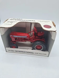 1993 ERTL 1:16 International Cub 1976-1979 Farm Tractor - Picture 1 of 11
