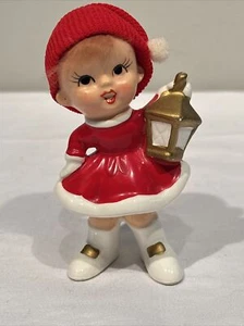 Vintage Napco Natale Ragazza Tenuta Lanterna Statuina Capelli Castani e Cappello Maglia Rosso - Foto 1 di 11