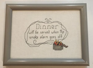 Marco Needlepoint 6 X 8 - "La cena se servirá cuando suene la alarma de humo" - Imagen 1 de 2