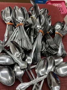 Lot Of 25 Mixed Pattern Dinner Spoons Restaurant Cater - Picture 1 of 1