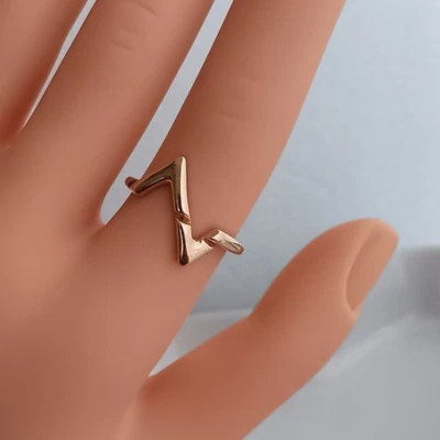 18K Rose Gold Lightning Bolt Zig Zag Ring V Ring Size 9 Plain Stacking Au750 NEW - Image 1 of 4