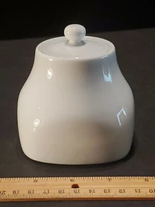 Pier 1 Luminoso Blanco 4"x3.5" Cuadrado-Inferior Azúcar Cuenco con Tapa Usado en Excelente Condición  - Imagen 1 de 12