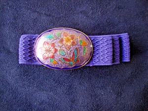 VINTAGE 1970er CLOISONNE MEHRFARBIG SCHMETTERLING FLORAL LILA SCHNALLE ELASTISCHER GÜRTEL - Bild 1 von 11