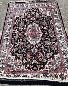 Hand-Woven Wool and Silk Area Rug w/ Medallion Design 4' x 6' - Picture 1 of 15