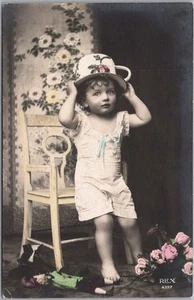 Linda niña belga RPPC foto postal tintada 1913 con olla de cámara en la cabeza - Imagen 1 de 2