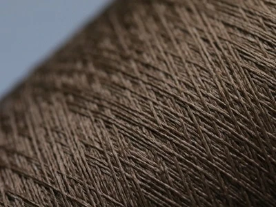 M50 (129€/kg) 100g DRAGON COMFORT SEIDE - SILK MITTELBRAU (26) Zwirn Stretch - Bild 1 von 3