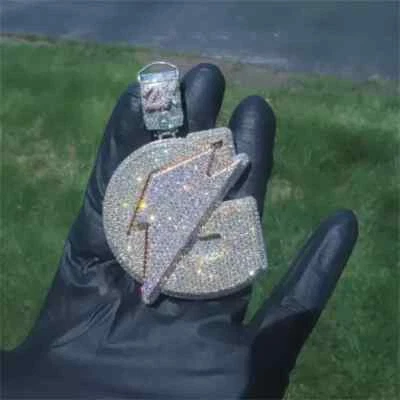 Colgante con letras personalizadas de moissanita real de corte redondo de 3,30 quilates enchapado en oro amarillo de 14 quilates Foto 1 de 4